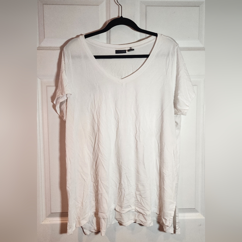 Tahari Classic White Short Sleeve V-Neck Tee 2X (Has Writing Inside Collar)